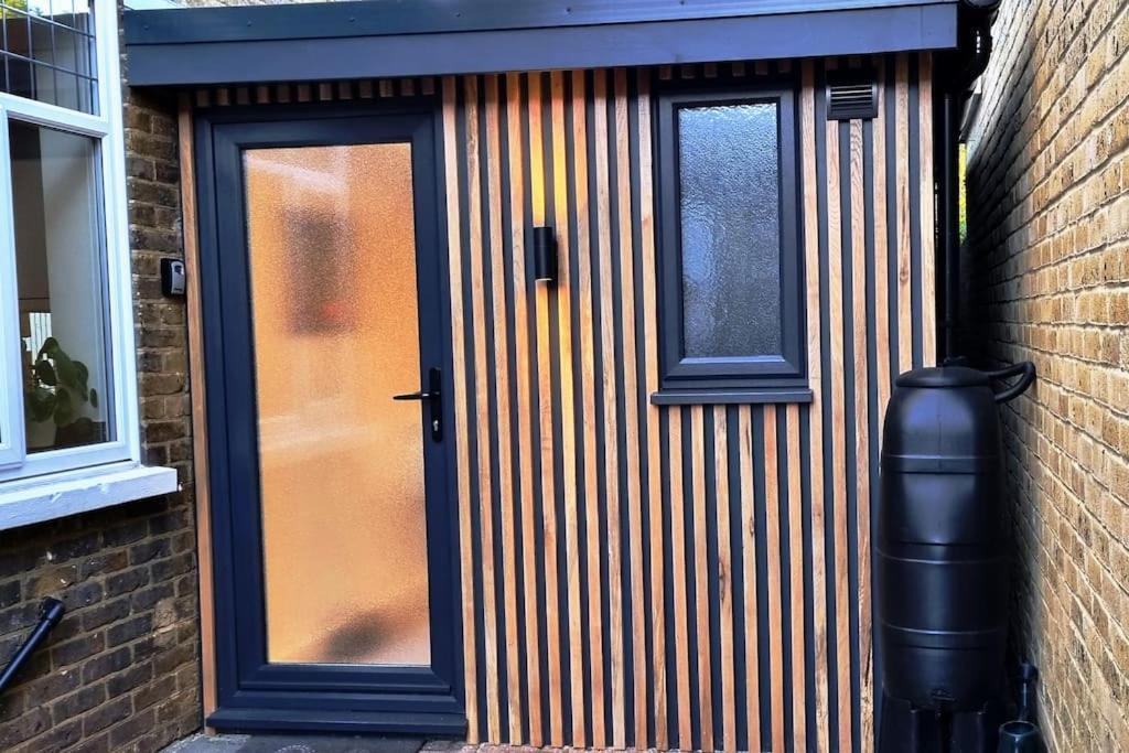 시팅본 Self-Contained Annex, With Parking. 아파트 외부 사진